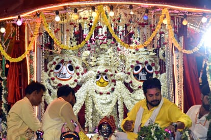 Rathyatra 2023 Devotees gather to pull chariot of Lord Jagannath in varanasi