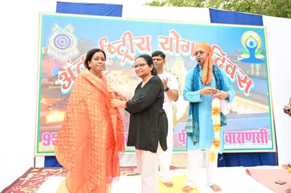 World Yoga Day 95 Battalion CRPF did Yoga Karmayogi honor to Commandant and his wife