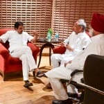 वेणुगोपाल से चर्चा करते अशोक गहलोत।