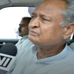 मीडिया से बात करते मुख्यमंत्री अशोक गहलोत।