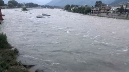 Kullu News: पहाड़ तपते ही पिघलने लगे ग्लेशियर, नदी-नालों का बढ़ा जलस्तर Glaciers started melting as soon as the temperature rise, the water level of rivers and drains increased