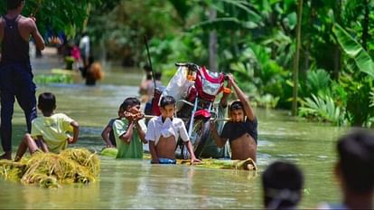 Assam Flood: असम में भयावह हुई बाढ़ की स्थिति, एक लाख लोग प्रभावित; 371 गांव पानी में डूबे Flood situation in Assam remains grim, around 1 lakh affected