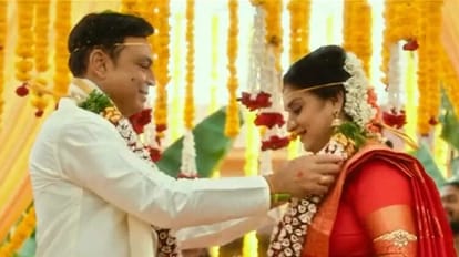 Malli Pelli: नरेश-पवित्रा पर बनी फिल्म ओटीटी पर नहीं हो सकेगी स्ट्रीम? पूर्व पत्नी ने खटखटाया कोर्ट का दरवाजा Malli Pelli Naresh Pavithra Lokesh film ready for OTT release amid ex wife case against streaming rights