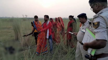 Bihar: दहेज में कार न मिलने पर विवाहिता की पीट-पीट कर हत्या, दाह संस्कार के वक्त पहुंची पुलिस; अधजला शव बरामद Married woman beaten to death for not getting car in dowry in Muzaffarpur, police found half burnt body