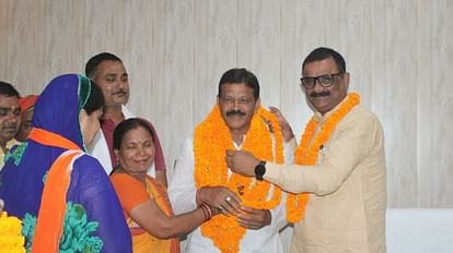 Varanasi News: BJP's Suresh became deputy chairman unopposed, SP's walkout, Congress members absent from the m