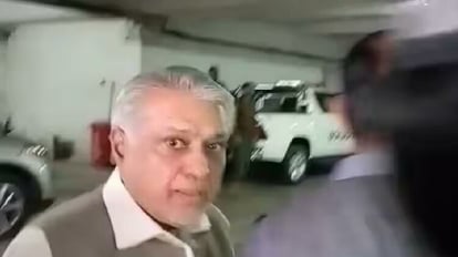 Pakistan: पाकिस्तान के वित्त मंत्री इशाक डार ने पत्रकार को जड़ा थप्पड़, सोशल मीडिया पर वायरल हुआ वीडियो Pakistani reporter claims Finance Minister Ishaq Dar slapped him video viral on social media