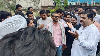 Father-son were badly beaten for not chanting Jai Shri Ram fierce commotion in the police station Dehradun 