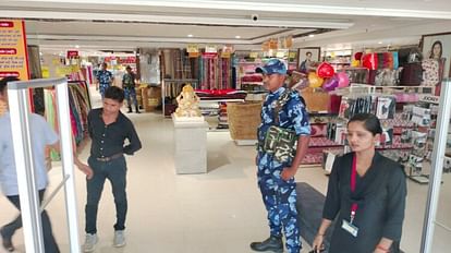 Simultaneous raids of the Income Tax team at Nagarmal Mall in Bhagalpur, Muzaffarpur and Arrah; Scrutiny of do