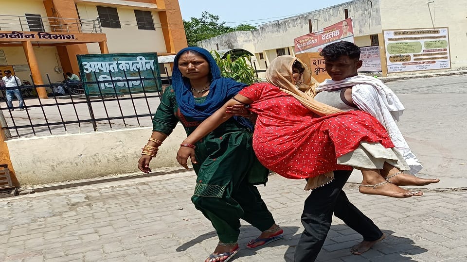The stretcher became junk in a month, the patient was being carried in the lap