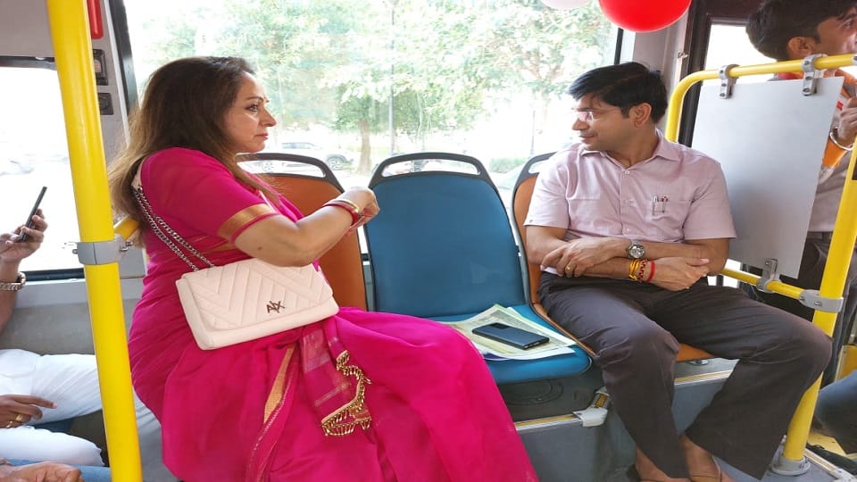 Hema Malini traveled in an e-bus Leaving the luxury car in mathura