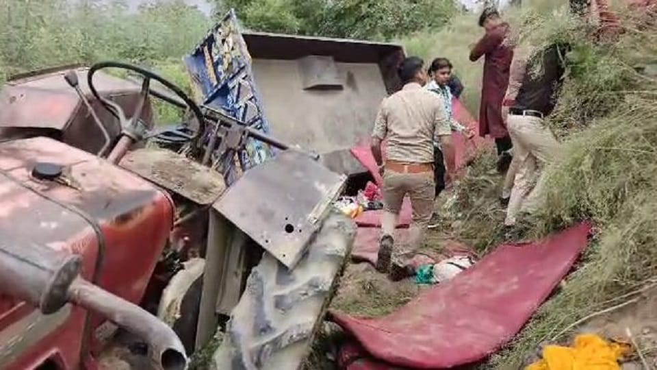 Agra Road Accident News Today Tractor-Trolley Filled With Villagers Fell In The Canal