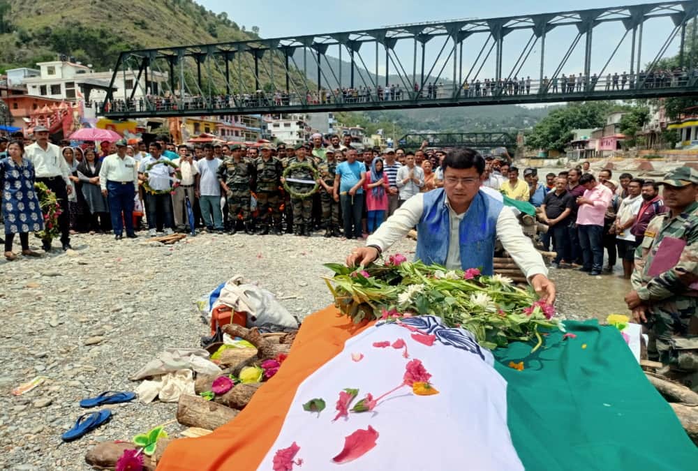 Pithoragarh Accident Bolero Fell into Ditch Seven Dead bodies funeral together family crying