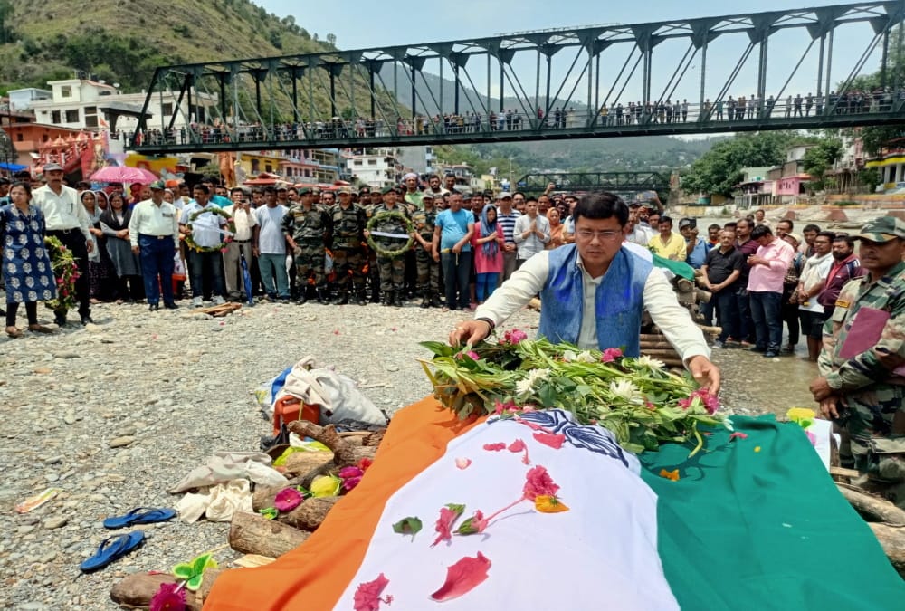 Pithoragarh Accident Bolero Fell into Ditch Seven Dead bodies funeral together family crying