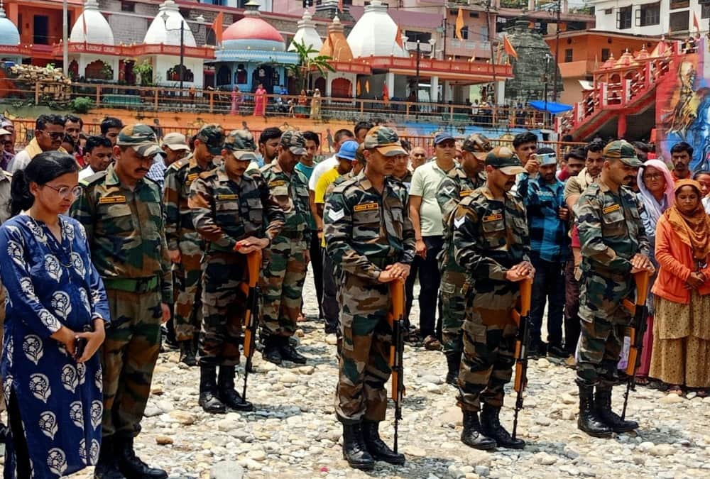 Pithoragarh Accident Bolero Fell into Ditch Seven Dead bodies funeral together family crying