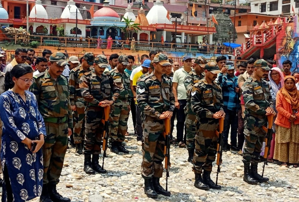 Pithoragarh Accident Bolero Fell into Ditch Seven Dead bodies funeral together family crying