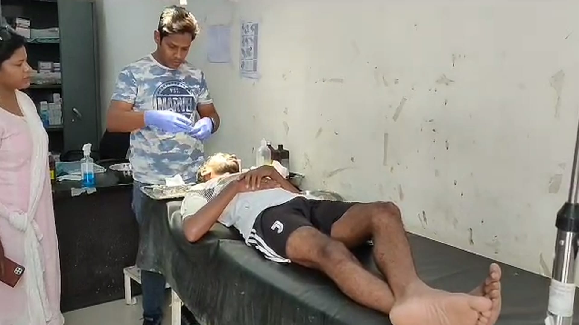 घायल छात्र का अस्पताल में उपचार चल रहा है।