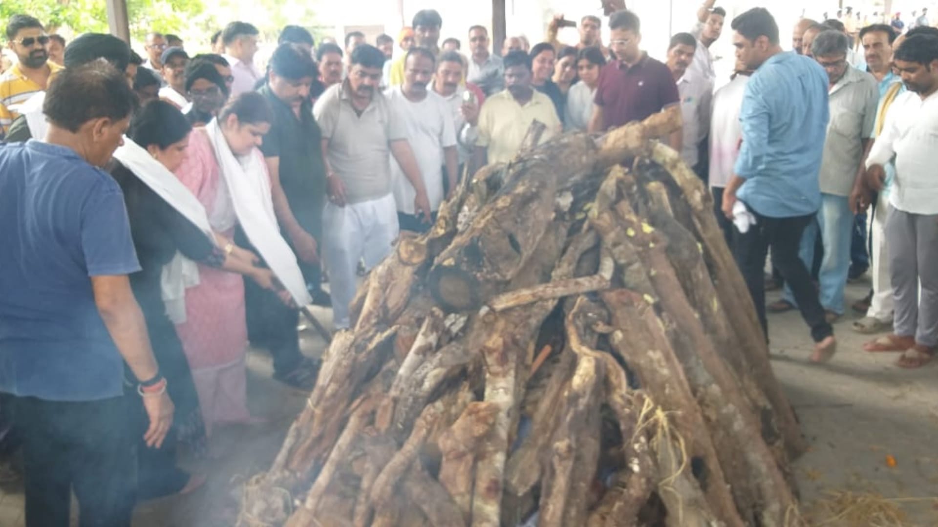 भाजपा विधायकों की बेटियों ने दी पिता को मुखाग्नि।