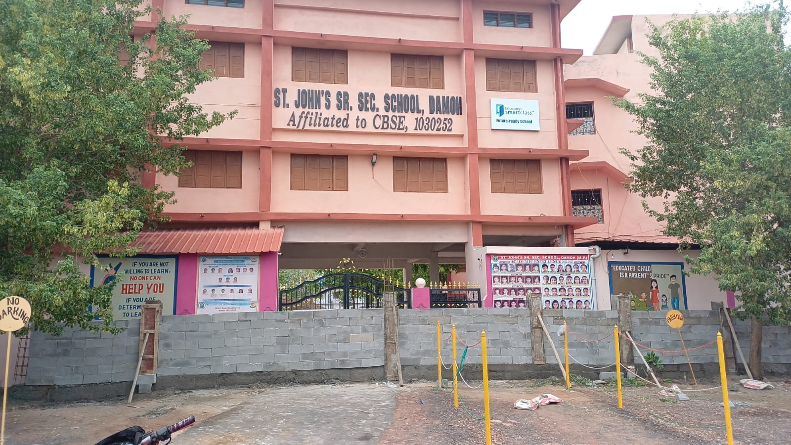 MP News: MP Police got indefinite leave in this school of Damoh, children had to return home