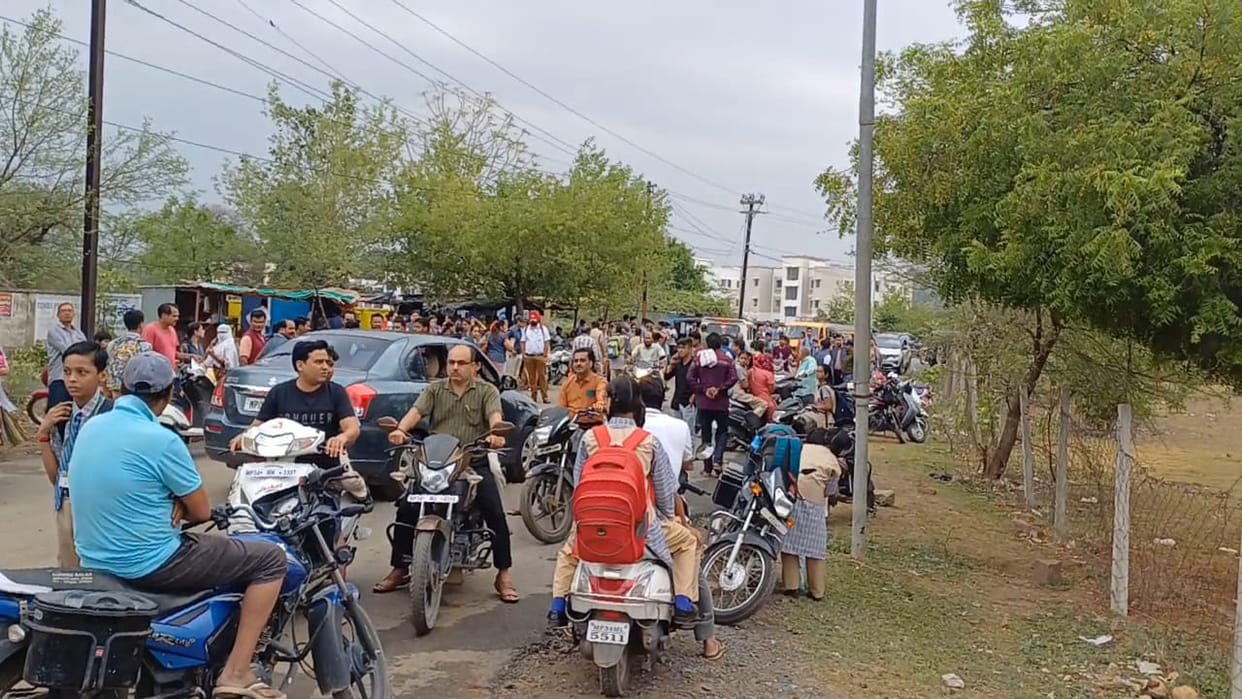MP News: MP Police got indefinite leave in this school of Damoh, children had to return home