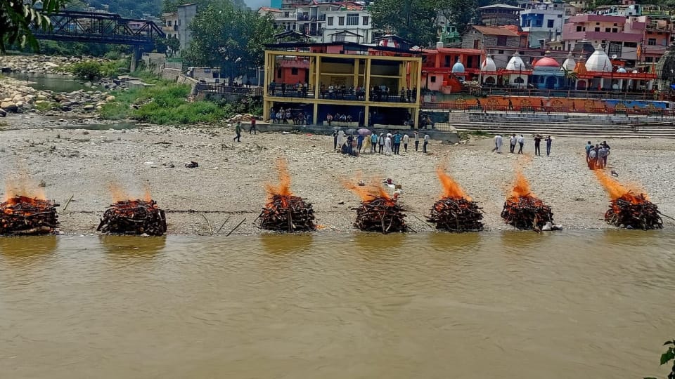 Pithoragarh Accident Bolero Fell into Ditch Seven Dead bodies funeral together family crying