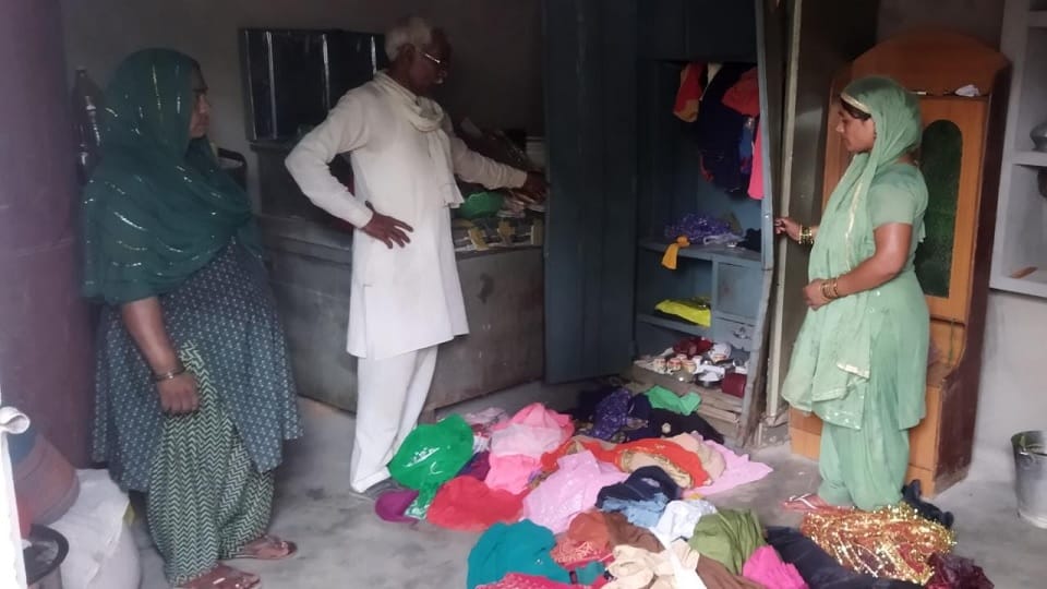Masked miscreants looted the couple by taking them hostage