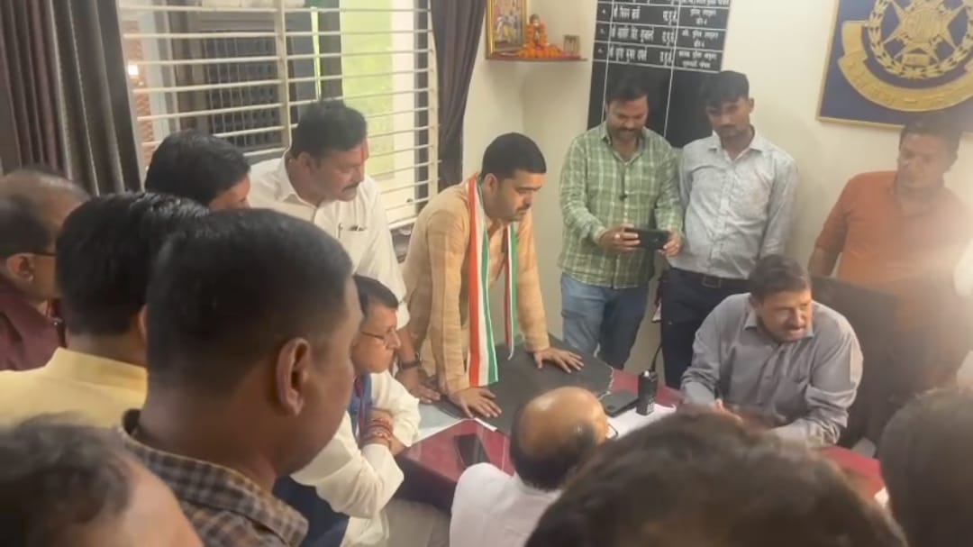 MP politics: Congressmen sit on dharna at Chuna Bhatti police station for not filing FIR in Kamalnath's poster