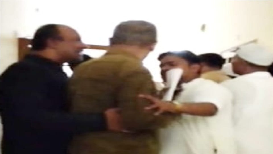 Dispute between district president and Congress leader in front of Congress state president in Moradabad