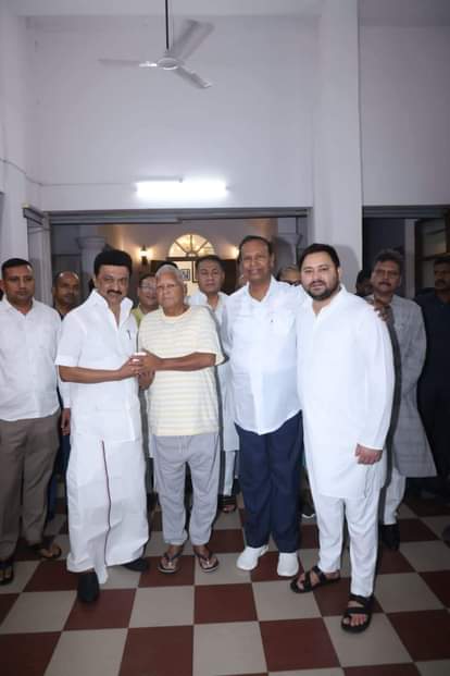 एमके स्टालिन लालू प्रसाद से मिलने पहुंचे।
