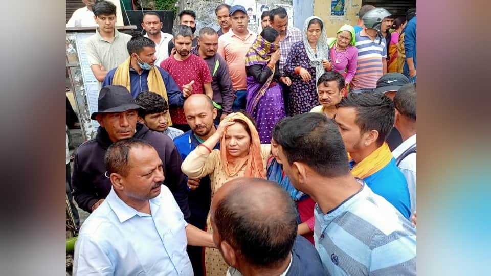 Pithoragarh Accident Bolero Fell into Ditch Seven Dead bodies funeral together family crying