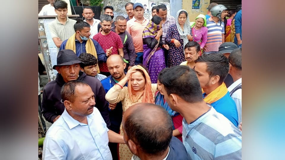 Pithoragarh Accident Bolero Fell into Ditch Seven Dead bodies funeral together family crying