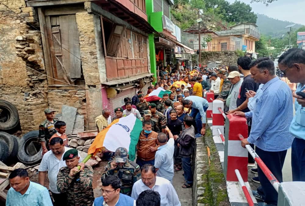 Pithoragarh Accident Bolero Fell into Ditch Seven Dead bodies funeral together family crying