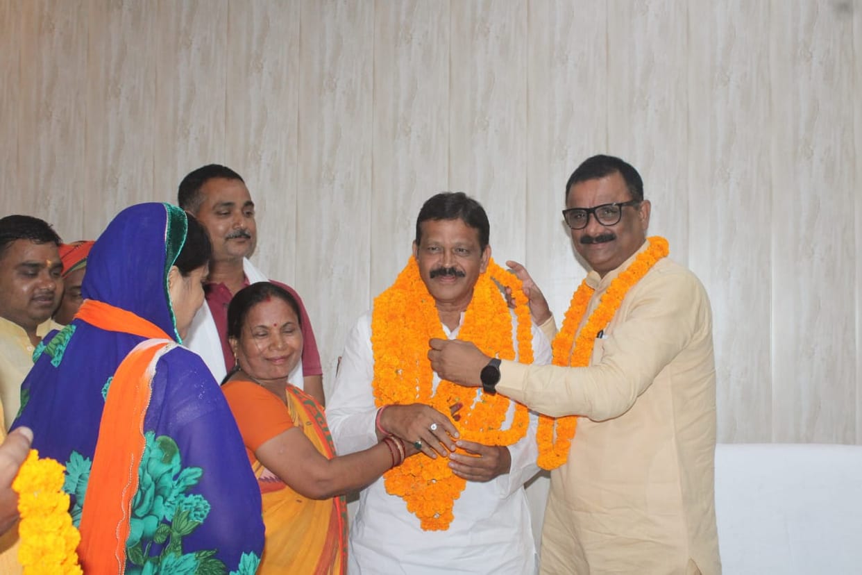 Varanasi News: BJP's Suresh became deputy chairman unopposed, SP's walkout, Congress members absent from the m