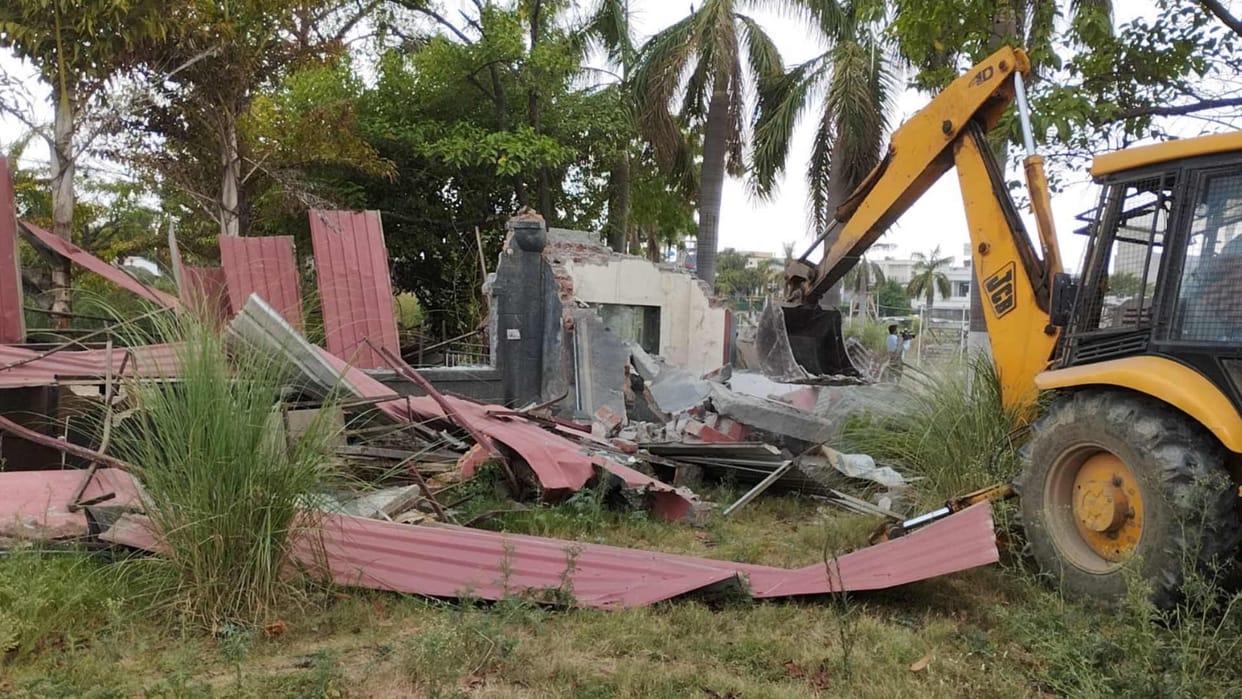 GDA bulldozer run in Gorakhpur Neer Nikunj water park turned into land
