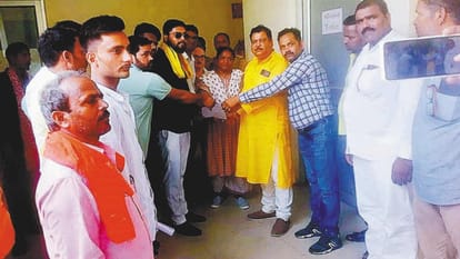 पराग डेयरी पर जुटे दुग्ध उत्पादक।