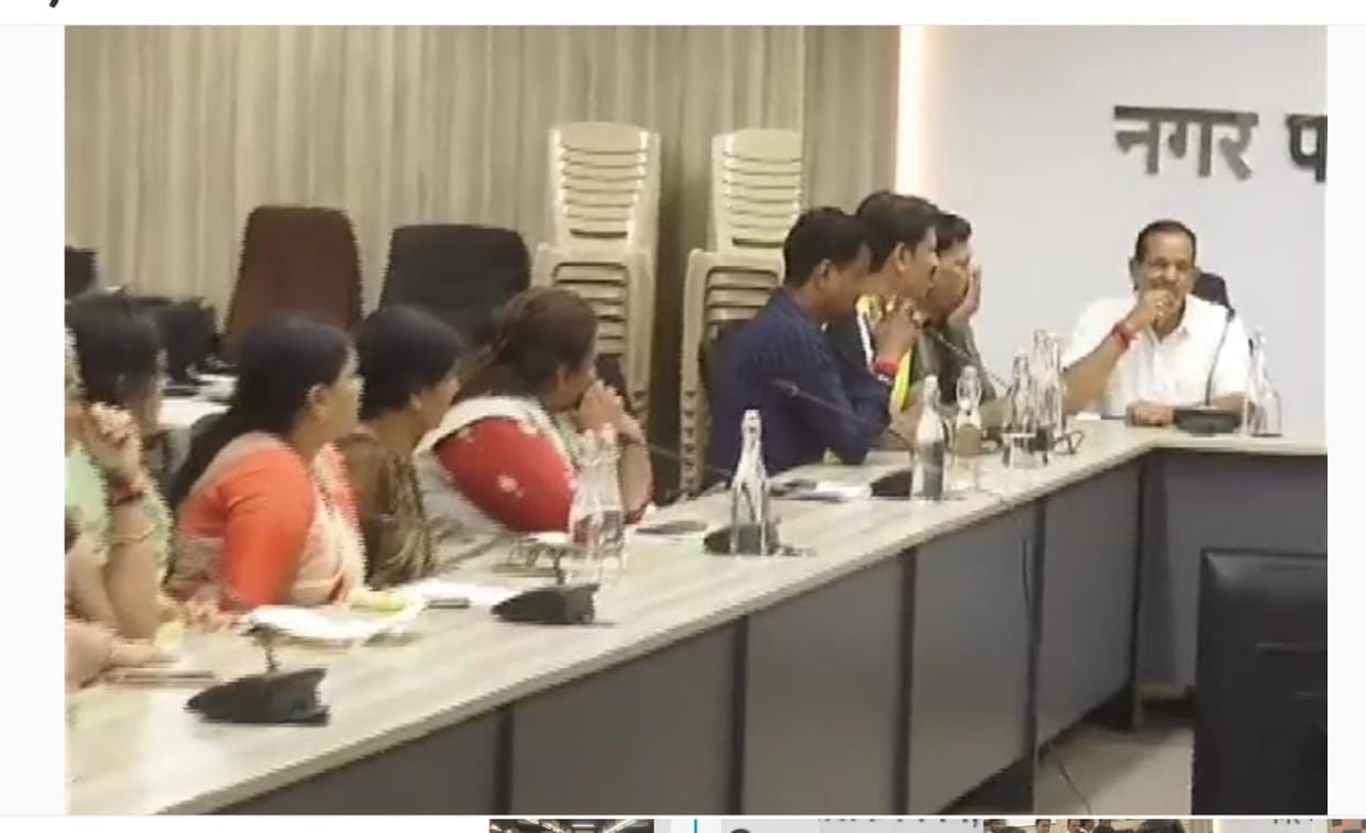 Councilor's husbands were thrown out of the meeting by the corporator, said - you people cannot sign instead o
