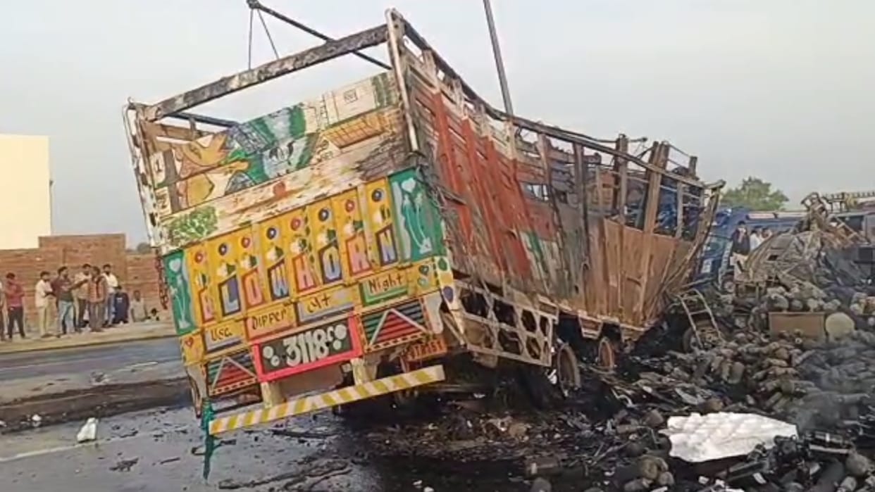 Rajasthan: By breaking the divider, the truck hit the truck coming from the front, the drivers of both were bu