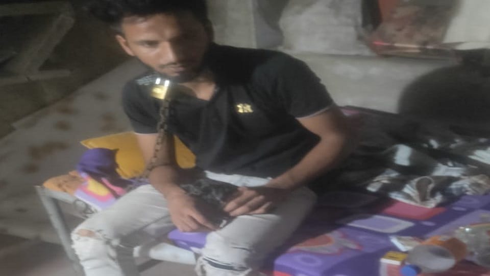 Hapur young man was tied with chains and beaten in exchange money