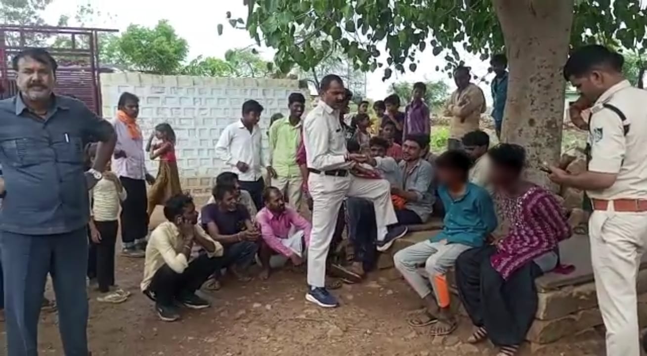शिवपुरी में किन्नर बनकर महिला को लूटने वाले बदमाशों को पुलिस ने हिरासत में ले लिया है।