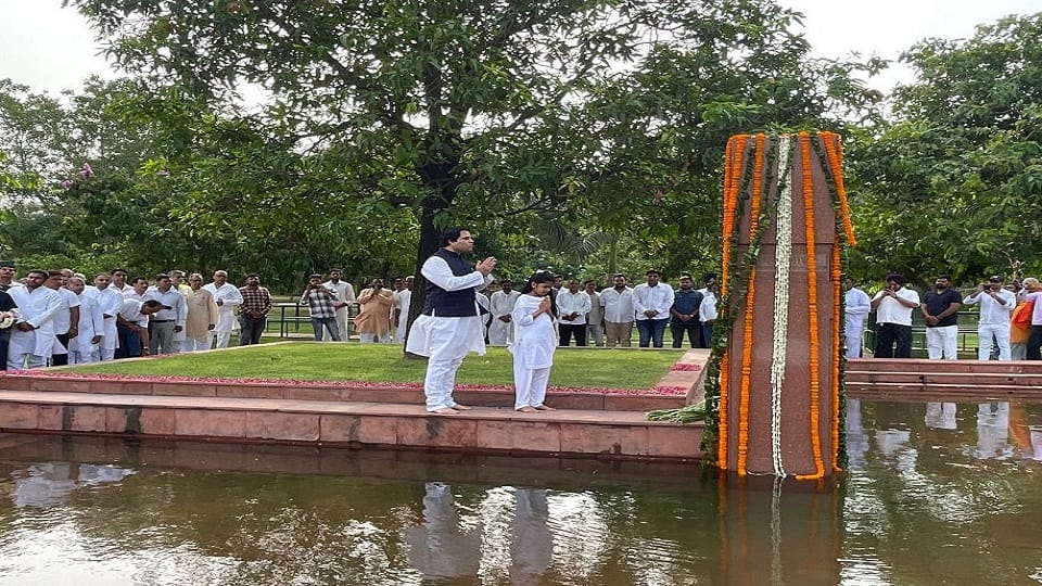 Varun Gandhi daughter Anasuya Gandhi pay tribute to her grandfather Sanjay Gandhi in Delhi