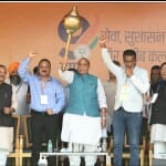 मंच पर मौजूद राजनाथ सिंह व अन्य भाजपा नेता।