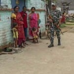 बीरभूम जिले के रायपुर गांव में पंचायत चुनाव से पहले गश्त करते सुरक्षाकर्मी