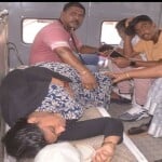 ताजमहल पर भीषण उमस व गर्मी से केरल की महिला पर्यटक शोभा की तबियत हुई खराब।