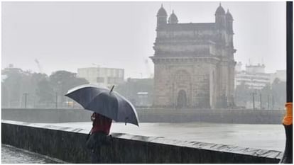 Monsoon in Mumbai: मुंबई में मानसून ने दी दस्तक, गर्मी से बेहाल लोगों के खिले चेहरे; यलो अलर्ट जारी Monsoon in Mumbai: imd latest monsoon arrived heavy rains in mumbai relief from the heat