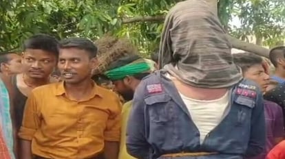 Bihar Police: चार महीने से हत्या के आरोपी को पुलिस नहीं गिरफ्तार कर सकी, मृतक के परिजनों ने पकड़ा तो ऐसा सलूक Relatives of deceased tied murder accused to tree and beat him in Samastipur, later handed him over to police