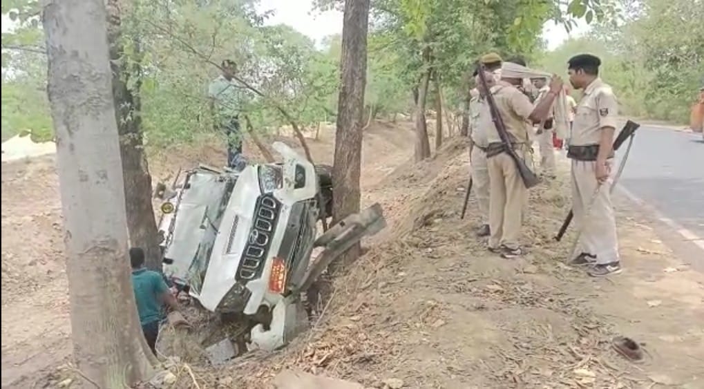 Bihar: ASP's car overturned in Patna, four soldiers including ASP injured.