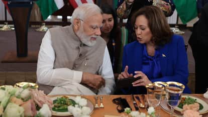 लंच के लिए पहुंचे पीएम मोदी।