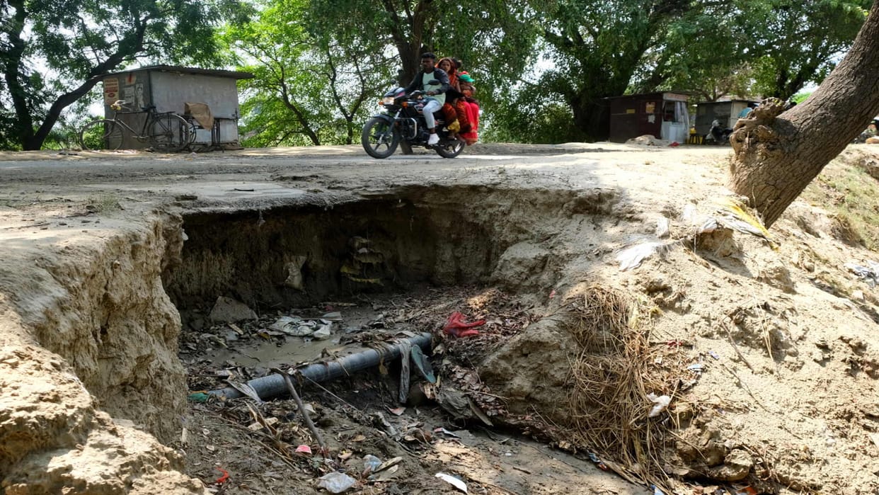 Boulder pitching rain cut and rat hole at cutting site of Malauni dam of Rapti river