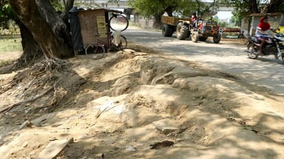 Boulder pitching rain cut and rat hole at cutting site of Malauni dam of Rapti river