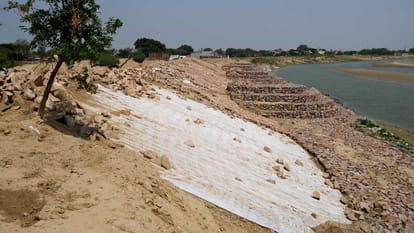 Boulder pitching rain cut and rat hole at cutting site of Malauni dam of Rapti river