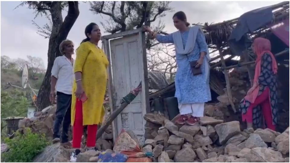 Mount Abu News Nari Utkarsh Sanstha helping people affected by Biparjoy distributing food items to people